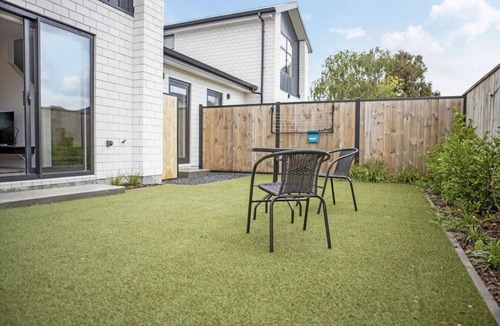 Trentham House | Hillview Hideaway: 2-BR Serenity