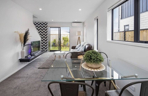 Trentham House | Hillview Hideaway: 2-BR Serenity