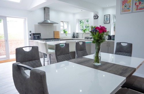 London Borough of Bromley Apartment | Hillview Modern 3 Bed Bromley, Chislehurst House