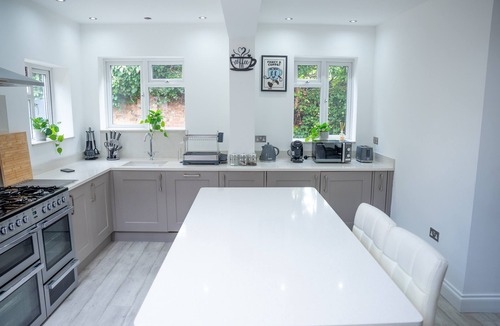 London Borough of Bromley Apartment | Hillview Modern 3 Bed Bromley, Chislehurst House