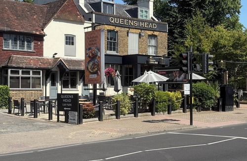 London Borough of Bromley Apartment | Hillview Modern 3 Bed Bromley, Chislehurst House