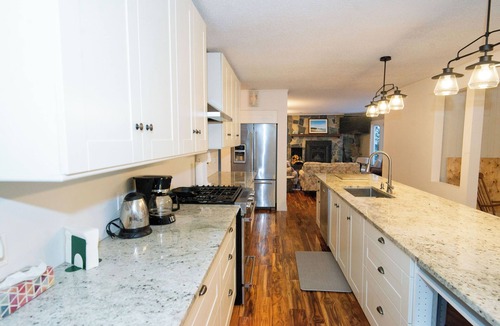 Kenora House | Hilly Hideaway Retreat~ lakefront cabin in Kenora