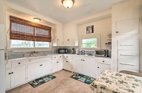 Hilo Cottage | Hilo Home Base - 3 Miles to State Park & Beach!