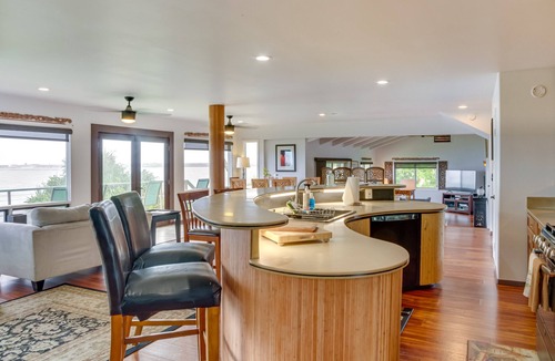 Hilo House | Hilo Home w/Private Deck + Stunning Ocean Views!