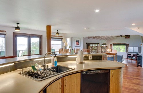 Hilo House | Hilo Home w/Private Deck + Stunning Ocean Views!