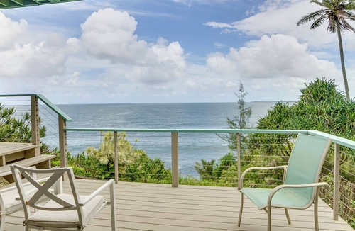Hilo Cottage | Hilo Home w/Private Deck + Stunning Ocean Views!