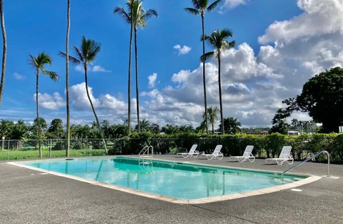 Hilo Condo | Hilo's Finest 2 bd Condo - Pool, A/C, Views!