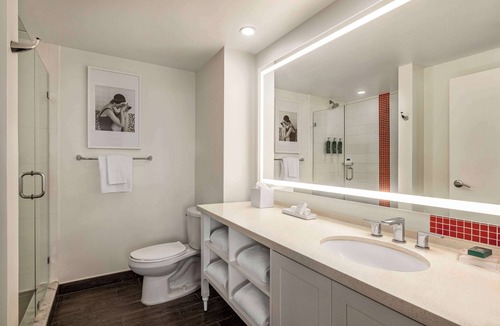 Mid Beach Resort | Hilton Cabana Miami Beach Resort