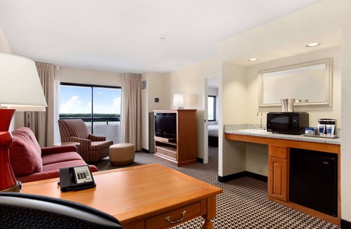 Oakbrook Terrace Hotel | Hilton Chicago/Oak Brook Suites