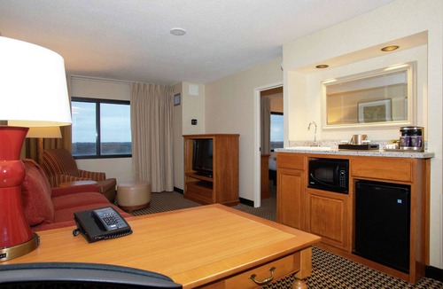 Oakbrook Terrace Hotel | Hilton Chicago/Oak Brook Suites