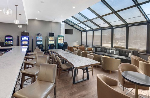 Oak Lawn Hotel | Hilton Chicago/Oak Lawn