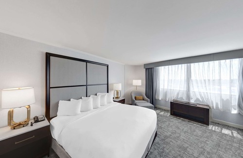 Oak Lawn Hotel | Hilton Chicago/Oak Lawn