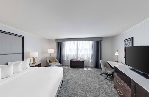 Oak Lawn Hotel | Hilton Chicago/Oak Lawn