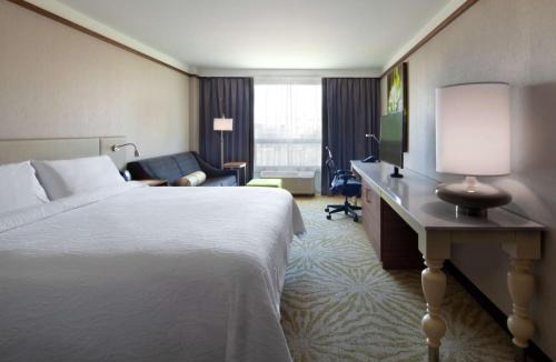 Saint-Laurent Hotel | Hilton Garden Inn Montreal Airport