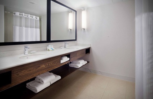 Saint-Laurent Hotel | Hilton Garden Inn Montreal Airport