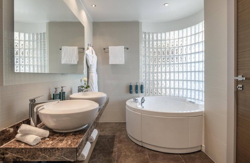 Le Grand-Saconnex Hotel | Hilton Geneva Hotel and Conference Centre