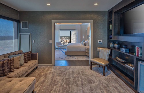 Downtown Hotel | Hilton Norfolk The Main