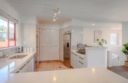 Lynmore House | Hilton Retreat | Lynmore Location with Spa Pool