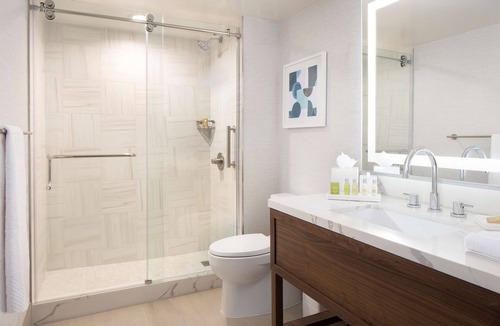 Downtown Hotel | Hilton Santa Monica Hotel & Suites