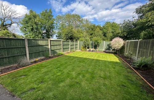 Barwell House | Hinckley Home Sleeps 5 Complete House