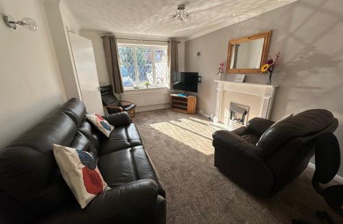 Barwell House | Hinckley Home Sleeps 5 Complete House