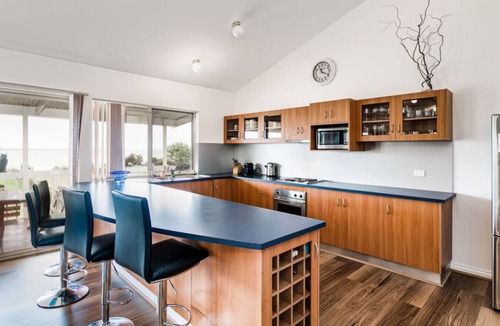 Nangkita House | Hindmarsh Hideaway-—Waterfront Pet-friendly Living