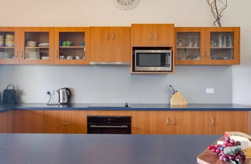 Nangkita House | Hindmarsh Hideaway-—Waterfront Pet-friendly Living