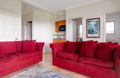 Nangkita House | Hindmarsh Hideaway-—Waterfront Pet-friendly Living
