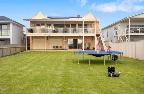 Nangkita House | Hindmarsh Hideaway-—Waterfront Pet-friendly Living