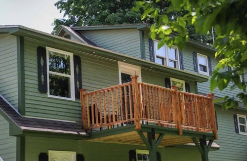 Hinesburg Apartment | Hinesburg hideaway with hot tub!