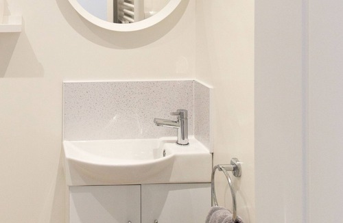 Highcliffe-on-Sea Apartment | **Hinton Hideaway!**