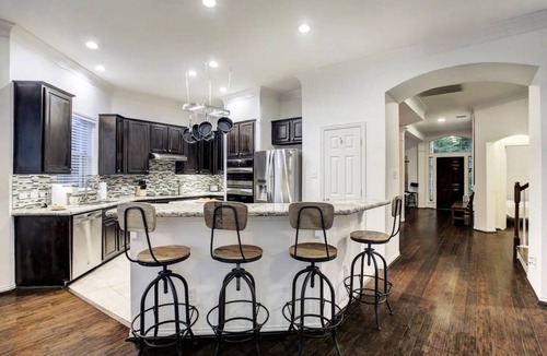 South Central Houston House | Hip Bachelor-ette Pad, Sleeps 18, Packed With Games! 2mi to Downtown Houston!