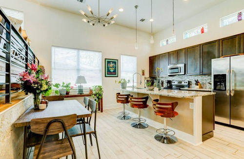 Rosewood House | Hip East Austin, Cold/Hot Tub, Groups/Pets Welcome