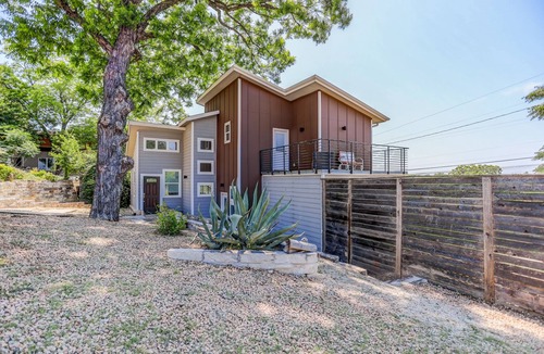 Rosewood House | Hip East Austin, Cold/Hot Tub, Groups/Pets Welcome