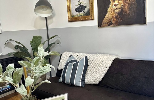 Lake View East Apartment | HIP EAST LAKEVIEW/LINCOLN PARK DESIGNER FLAT