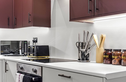 Harrow House | Hip & Happening: 4BR Urban Gem for Large Groups