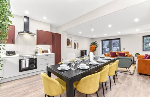 Harrow House | Hip & Happening: 4BR Urban Gem for Large Groups