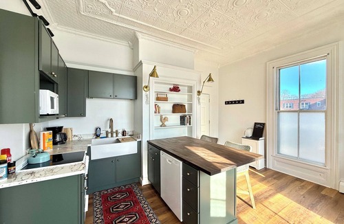 Brunswick Apartment | Hip Historical First Fl 1BR Downtown King size bed