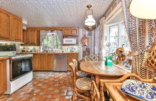 Sainte-Ann-des-Lacs Cottage | Hip Lakefront Ski Chalet