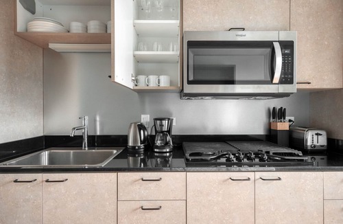 River North Apartment | Hip Lincoln Park Studio w/W/D & Lounge, 2 blocks from L, by Blueground