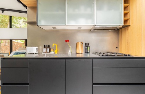 West Bellevue Apartment | Hip Modern Studio in serene central Bellevue with AC, WiFi, Kitchen, TV