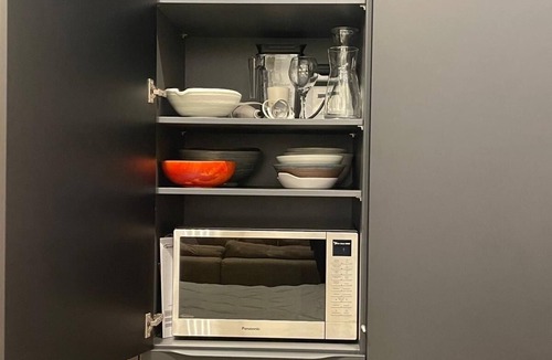 West Bellevue Apartment | Hip Modern Studio in serene central Bellevue with AC, WiFi, Kitchen, TV