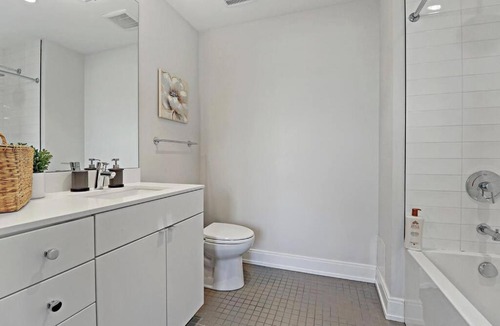 Lakeview Apartment | Hip & Stylish 2BR Apartment in Belmont - Belmont 606