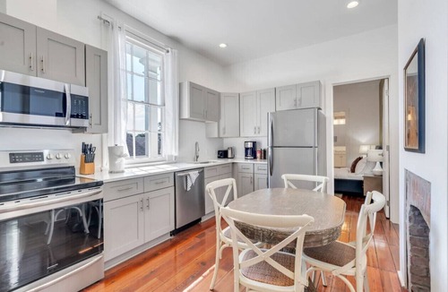 Faubourg Delachaise Apartment | Hip & Stylish Magazine St. Apt | Balcony & Parking