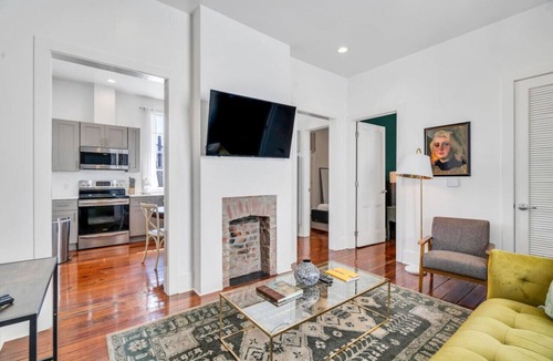 Faubourg Delachaise Apartment | Hip & Stylish Magazine St. Apt | Balcony & Parking