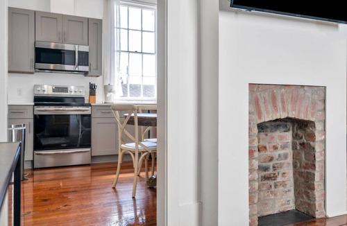 Faubourg Delachaise Apartment | Hip & Stylish Magazine St. Apt | Balcony & Parking
