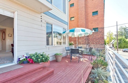 Eastlake Condo | Hip Urban Condo with Huge Private Deck