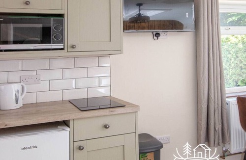 Dibden Purlieu Apartment | Hippo Room 8 - Peaceful Double - Garden View