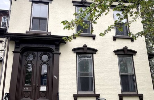 Newtonville Apartment | Hist. Troy River acc. Modern Apt