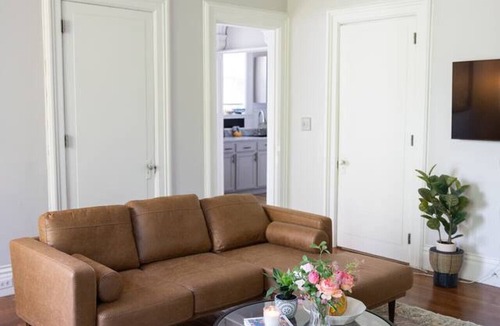 Newtonville Apartment | Hist. Troy River acc. Modern Apt